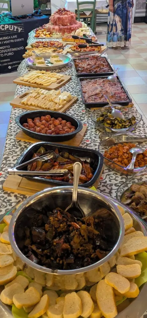 Il buffet del sabato da un'altra inquadratura