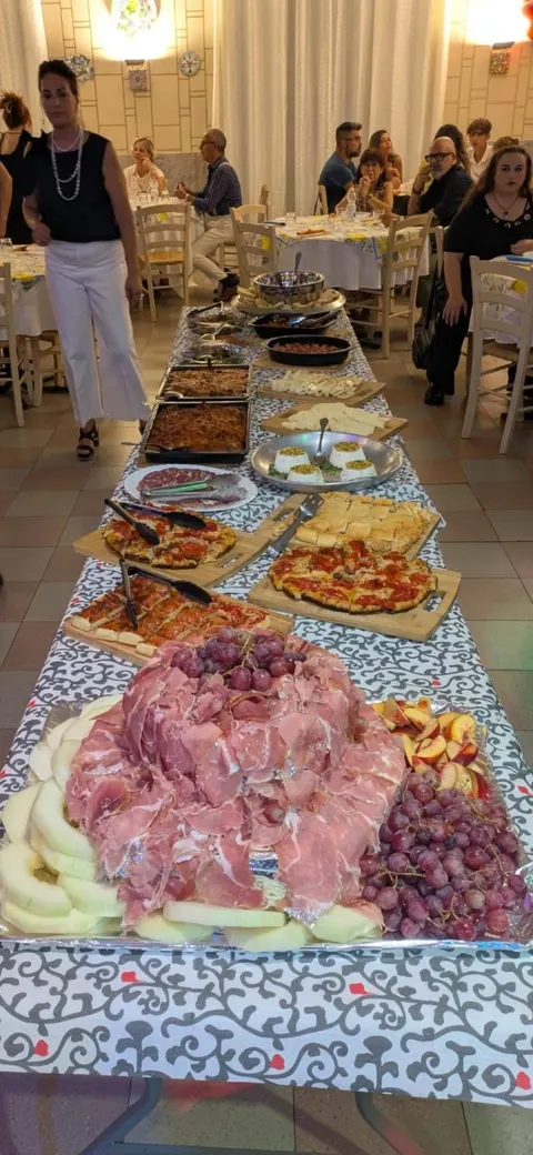 Il buffet con i salumi in sala