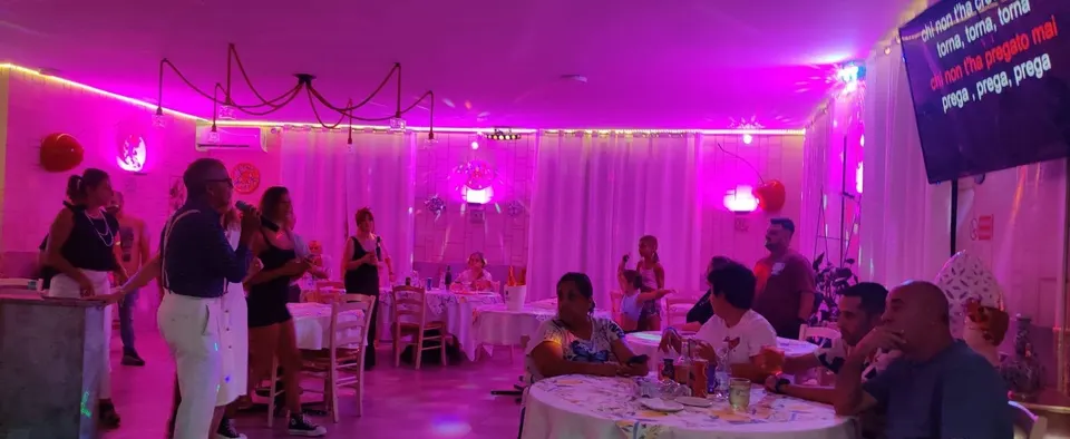 Serata karaoke in sala con luci LED e schermo dei testi